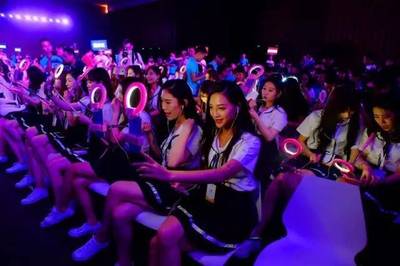 警惕网络沉迷与制度漏洞 从少年打赏到公职人员挪用公款的警示